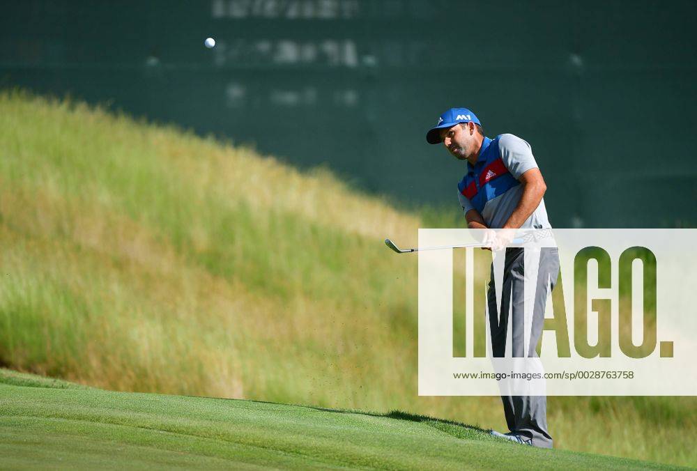 Sergio Garcia chips onto the 10th green during round 1 of the 117th U.S. Open golf tournament at Erin Hill golf course in Erin, Wisconsin on June 15, 2017. WIS20170615350 KEVINxDIETSCH