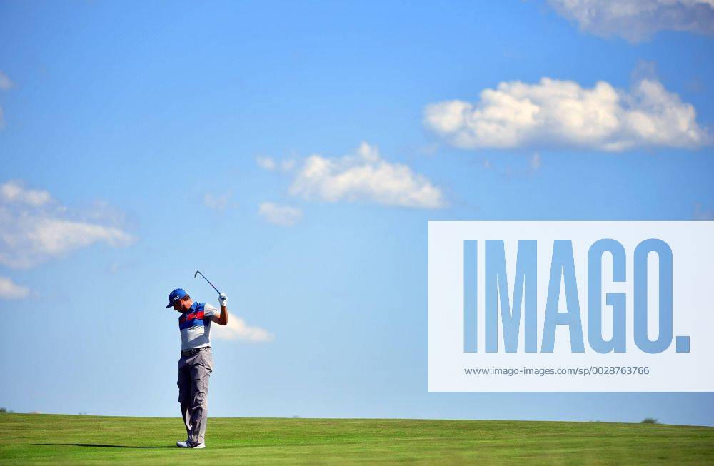 - SPORT Sergio Garcia reacts to chip on the 10th fairway during round 1 of the 117th U.S. Open golf tournament at Erin Hill golf course in Erin, Wisconsin on June 15, 2017. WIS20170615344 KEVINxDIETSCH