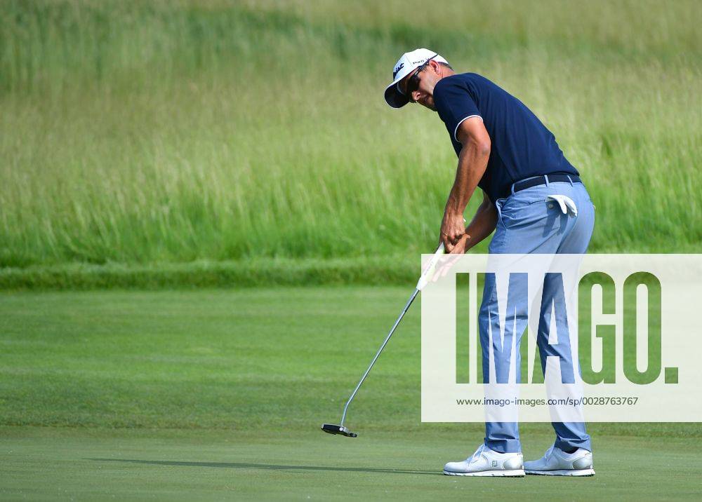 Adam Scott putts on the 10th green during round 1 of the 117th U.S. Open golf tournament at Erin Hill golf course in Erin, Wisconsin on June 15, 2017. WIS20170615348 KEVINxDIETSCH