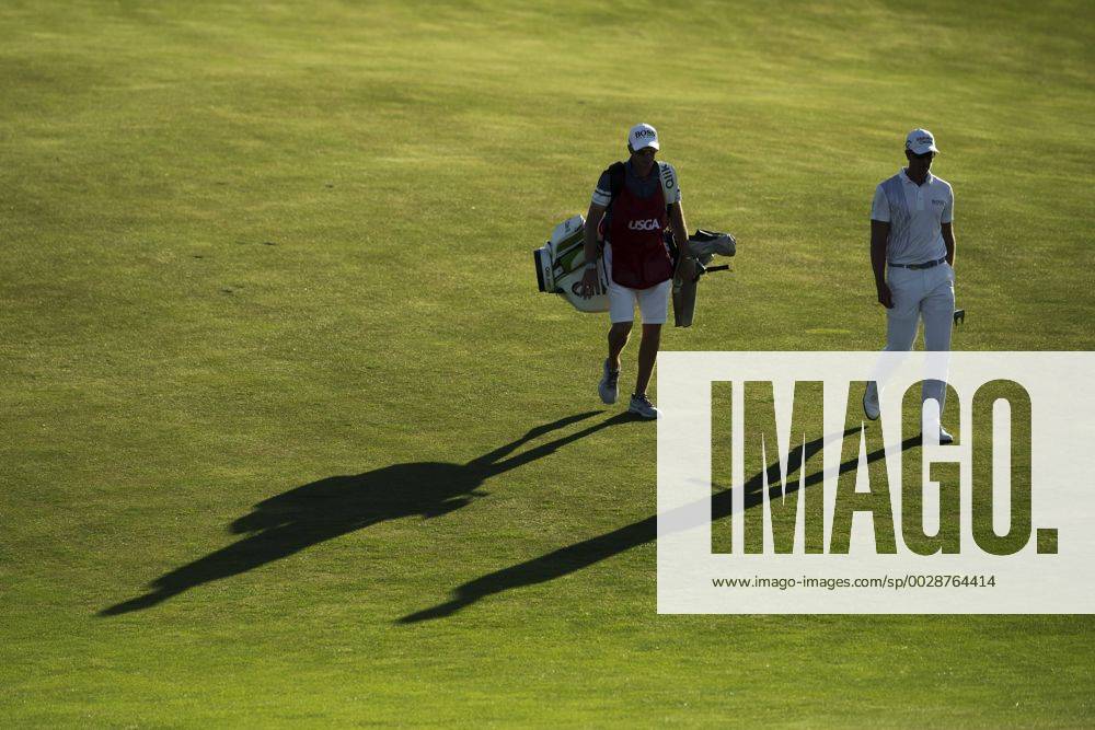 Sveriges Henrik Stenson (t h) med sin caddie Gareth Lord (t v) under första omgangen i golfturneringen US Open den 15 juni 2017 i Hartford.