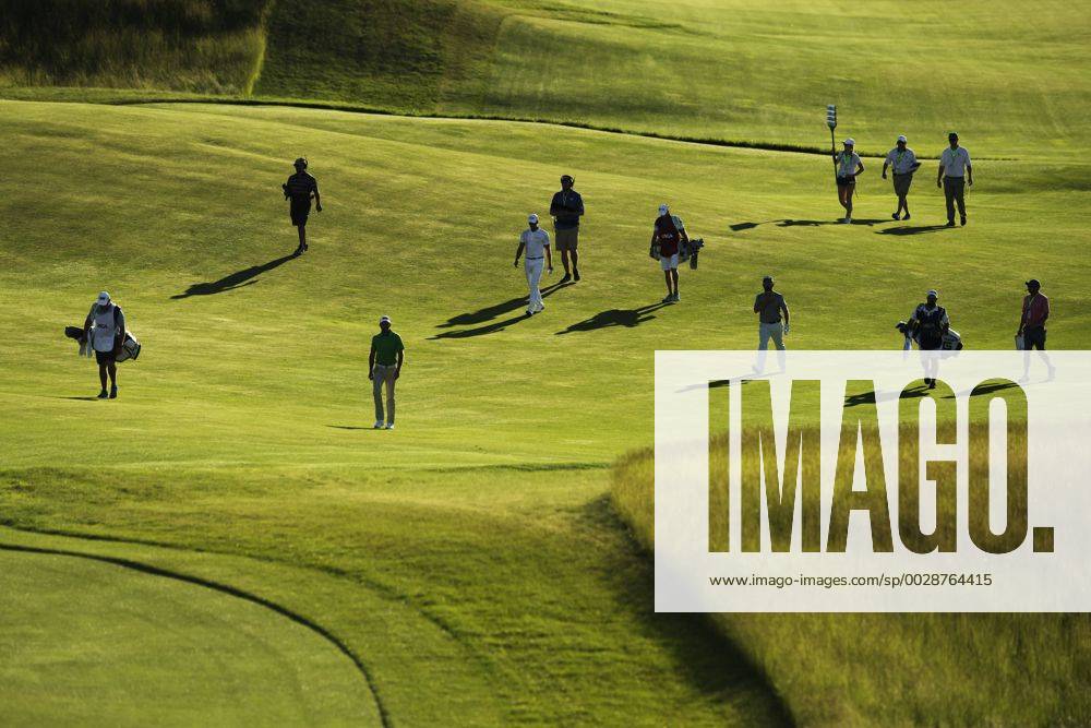 Sydafrikas Charl Schwartzel, Sveriges Henrik Stenson och Sydafrikas Louis Oosthuizen tillsammans med sina caddies gar pa bana 18 under första omgangen i golfturneringen US Open den 15 juni 2017 i Hartford.