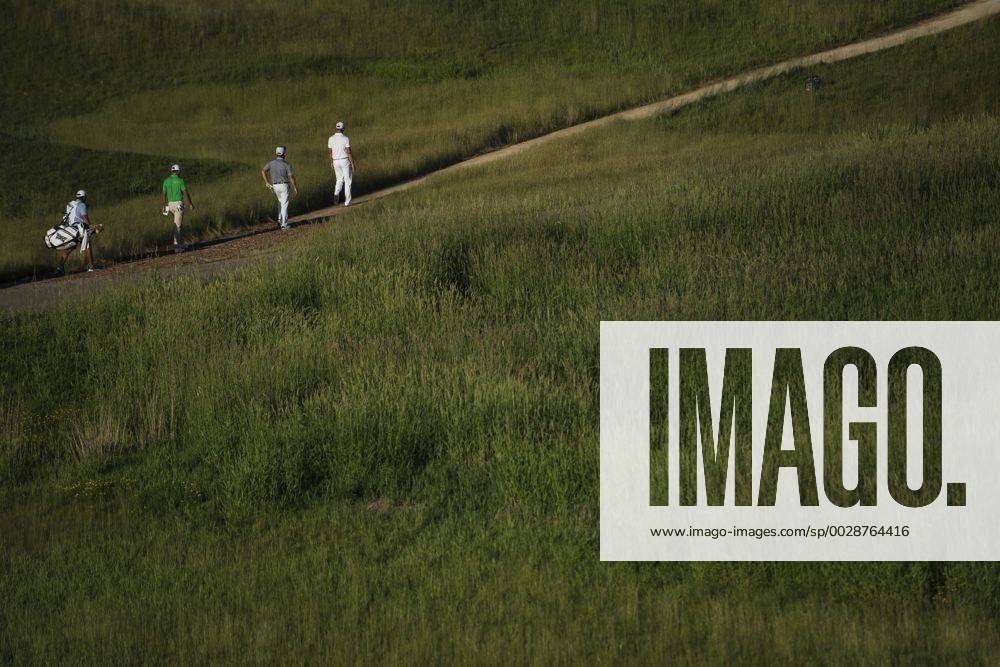 Sydafrikas Charl Schwartzel, Sydafrikas Louis Oosthuizen och Sveriges Henrik Stenson lämnar banorna under första omgangen i golfturneringen US Open den 15 juni 2017 i Hartford.