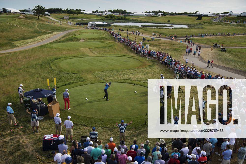 Sveriges Henrik Stenson slar ut pa bana 10 under andra omgangen i golfturneringen US Open den 16 juni 2017 i Hartford.