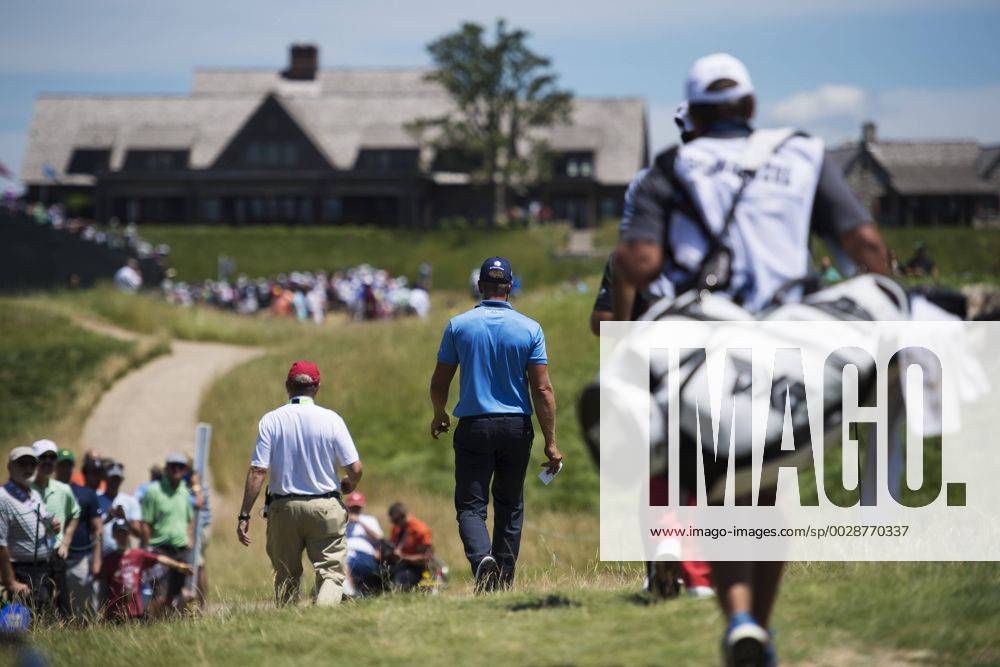 Sveriges Henrik Stenson (bla tröja) lämnar bana 9 och gar mot klubbhuset under andra omgangen i golfturneringen US Open den 16 juni 2017 i Hartford.