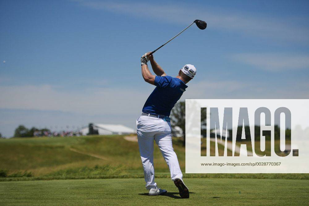 Sveriges David Lingmerth slar ut pa bana 10 under andra omgangen i golfturneringen US Open den 16 juni 2017 i Hartford.
