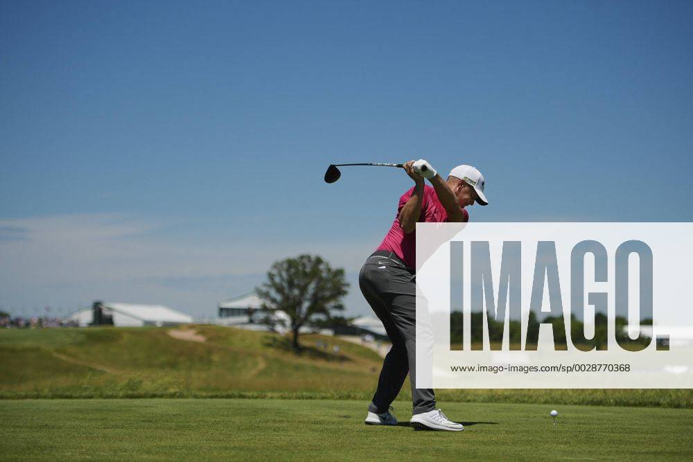 Sveriges Alexander Noren slar ut pa bana 10 under andra omgangen i golfturneringen US Open den 16 juni 2017 i Hartford.