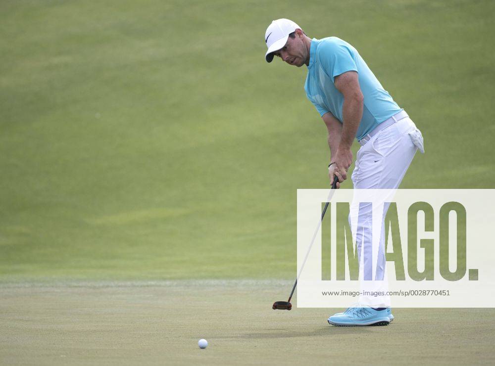 Rory McIlroy putts on the 12th green during round 2 of the 117th U.S. Open golf tournament at Erin Hill golf course in Erin, Wisconsin on June 16, 2017. WIS20170616307 KEVINxDIETSCH