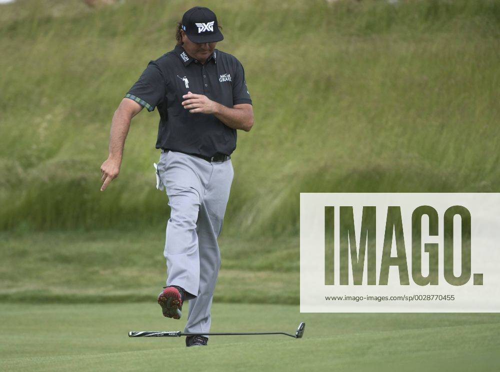 Pat Perez kicks his putter after missing a shot on the 17th green during round 2 of the 117th U.S. Open golf tournament at Erin Hill golf course in Erin, Wisconsin on June 16, 2017. WIS20170616301 KEVINxDIETSCH