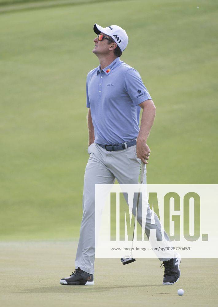 Justin Rose reacts to a missed putt on the 12th green during round 2 of the 117th U.S. Open golf tournament at Erin Hill golf course in Erin, Wisconsin on June 16, 2017. WIS20170616305 KEVINxDIETSCH