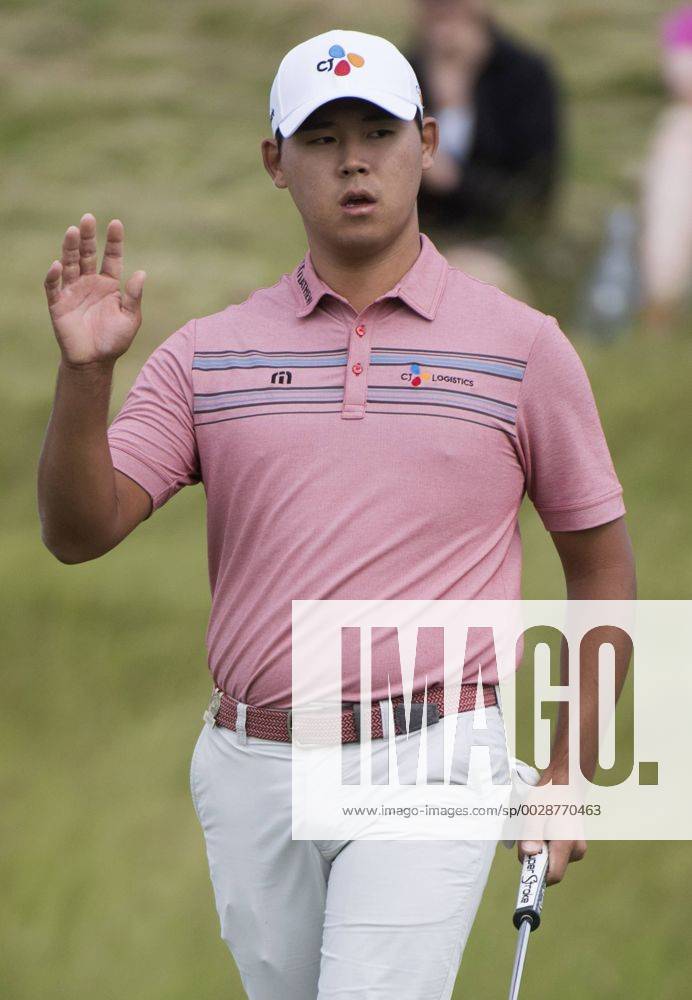 Si Woo Kim acknowledges the gallery after putting for birdie on the 17th green during round 2 of the 117th U.S. Open golf tournament at Erin Hill golf course in Erin, Wisconsin on June 16, 2017. WIS20170616311 KEVINxDIETSCH