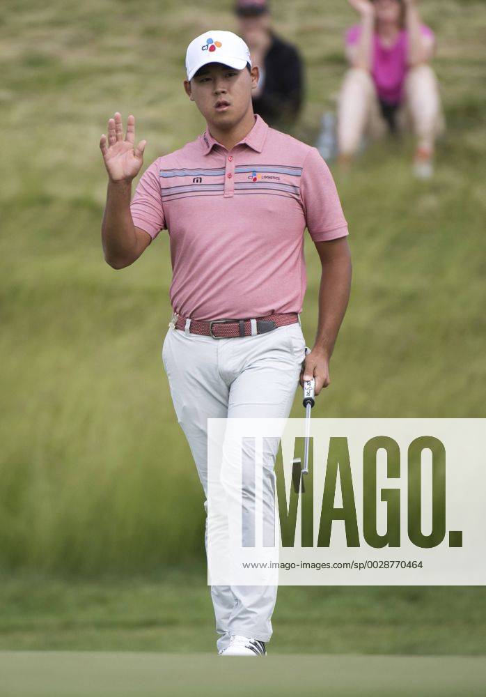 Si Woo Kim acknowledges the gallery after putting for birdie on the 17th green during round 2 of the 117th U.S. Open golf tournament at Erin Hill golf course in Erin, Wisconsin on June 16, 2017. WIS20170616312 KEVINxDIETSCH