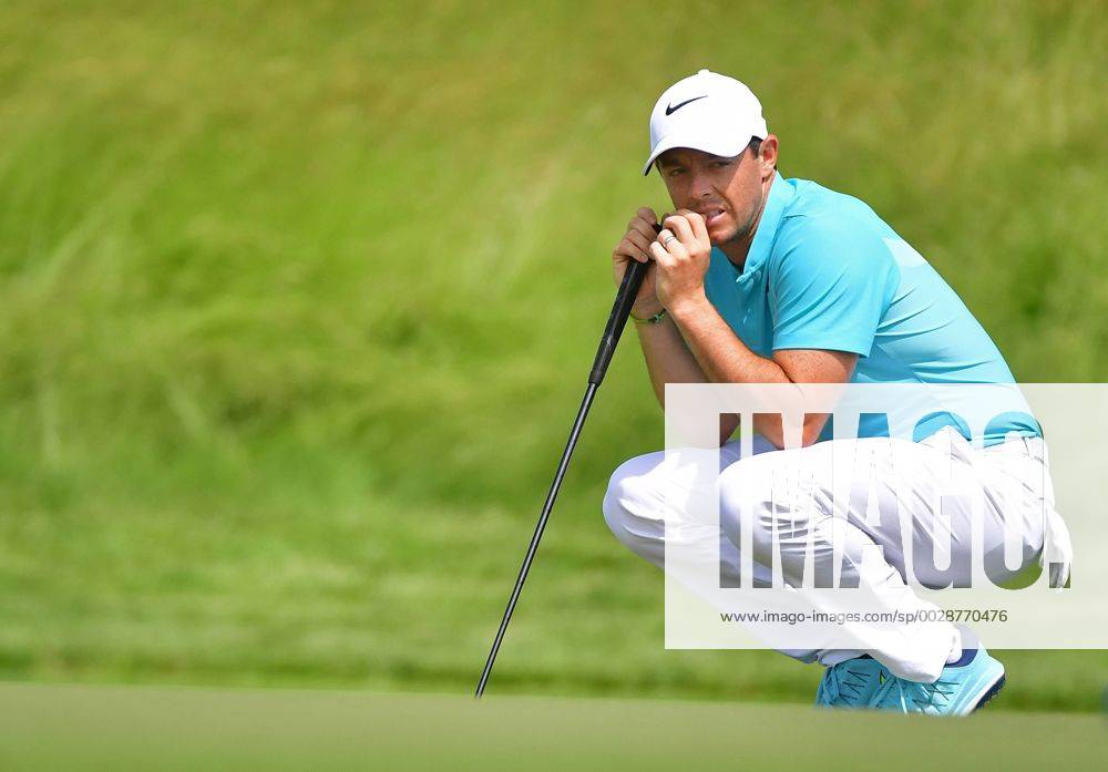 Rory McIlroy waits on the 17th green during round 2 of the 117th U.S. Open golf tournament at Erin Hill golf course in Erin, Wisconsin on June 16, 2017. WIS20170616324 KEVINxDIETSCH