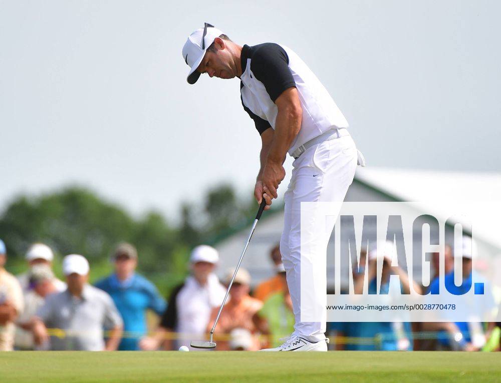 Pau Casey putts on the 17th green during round 2 of the 117th U.S. Open golf tournament at Erin Hill golf course in Erin, Wisconsin on June 16, 2017. WIS20170616326 KEVINxDIETSCH