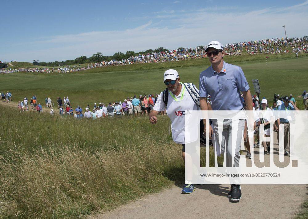 Justin Rose walks to the 18th tee during round 2 of the 117th U.S. Open golf tournament at Erin Hill golf course in Erin, Wisconsin on June 16, 2017. WIS20170616330 KEVINxDIETSCH