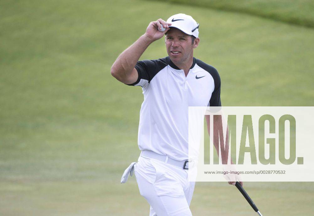 Paul Casey tips his hat to the gallery as he walks off the 12th green during round 2 of the 117th U.S. Open golf tournament at Erin Hill golf course in Erin, Wisconsin on June 16, 2017. WIS20170616308 KEVINxDIETSCH