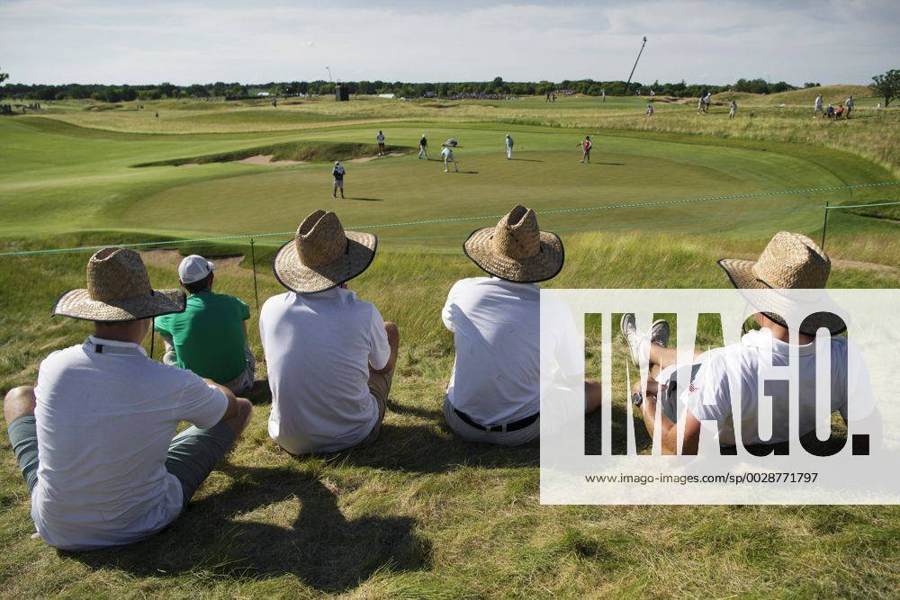 Publik under andra omgangen i golfturneringen US Open den 16 juni 2017 i Hartford.
