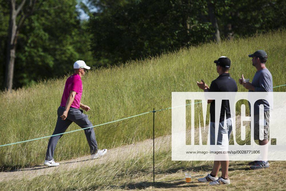 Sveriges Alexander Noren far applader under andra omgangen i golfturneringen US Open den 16 juni 2017 i Hartford.