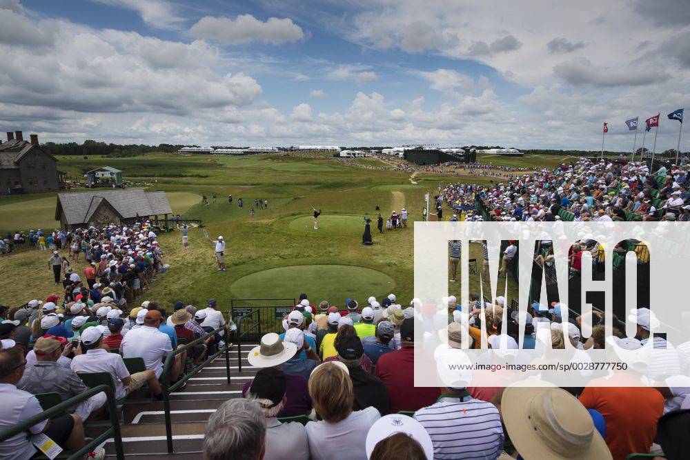 Sydafrikas Ernie Els slar ut pa bana 1 under tredje omgangen i golfturneringen US Open den 17 juni 2017 i Hartford.