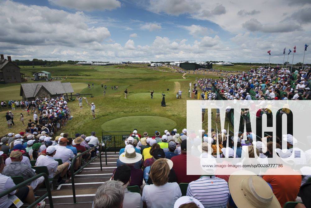 Sveriges David Lingmerth slar ut pa bana 1 under tredje omgangen i golfturneringen US Open den 17 juni 2017 i Hartford.