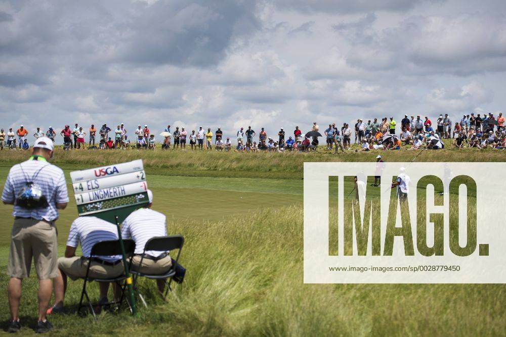 Sydafrikas Ernie Els och Sveriges David Lingmerth spelar pa bana 5 under tredje omgangen i golfturneringen US Open den 17 juni 2017 i Hartford.