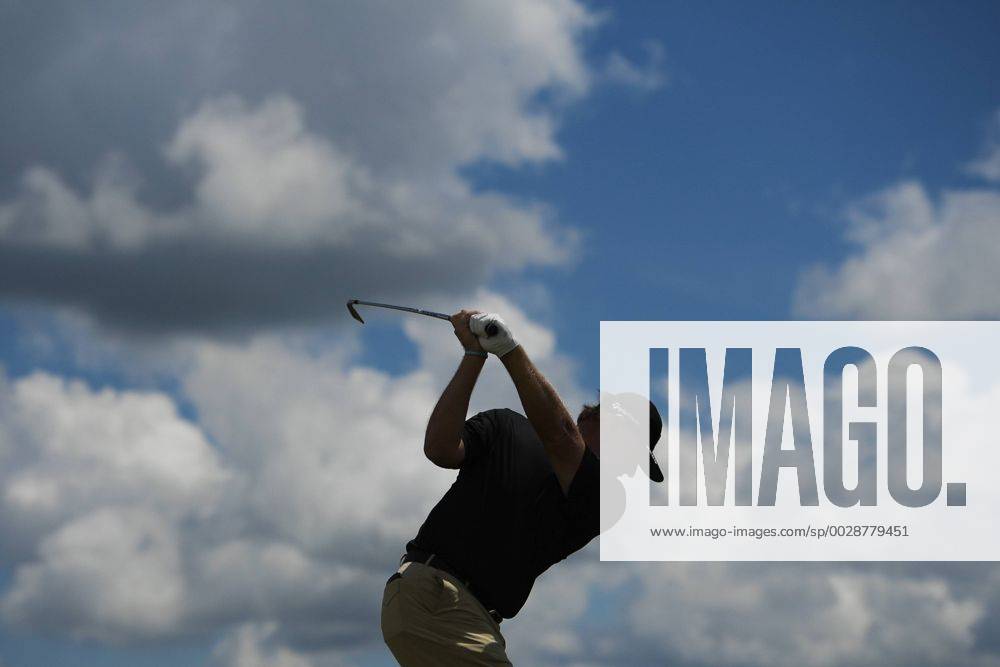 Sydafrikas Ernie Els slar ut pa bana 6 under tredje omgangen i golfturneringen US Open den 17 juni 2017 i Hartford.