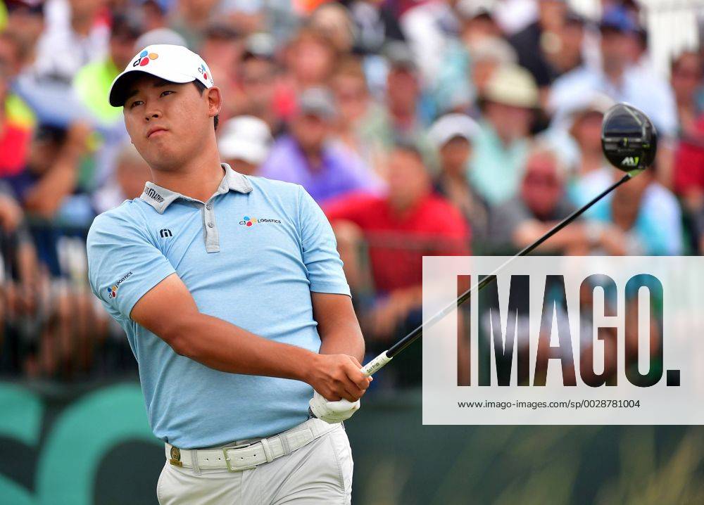 Si Woo Kim hits off the 1st tee during round 3 of the 117th U.S. Open golf tournament at Erin Hill golf course on June 17, 2017 in Erin, Wisconsin. WIS20170617315 KEVINxDIETSCH