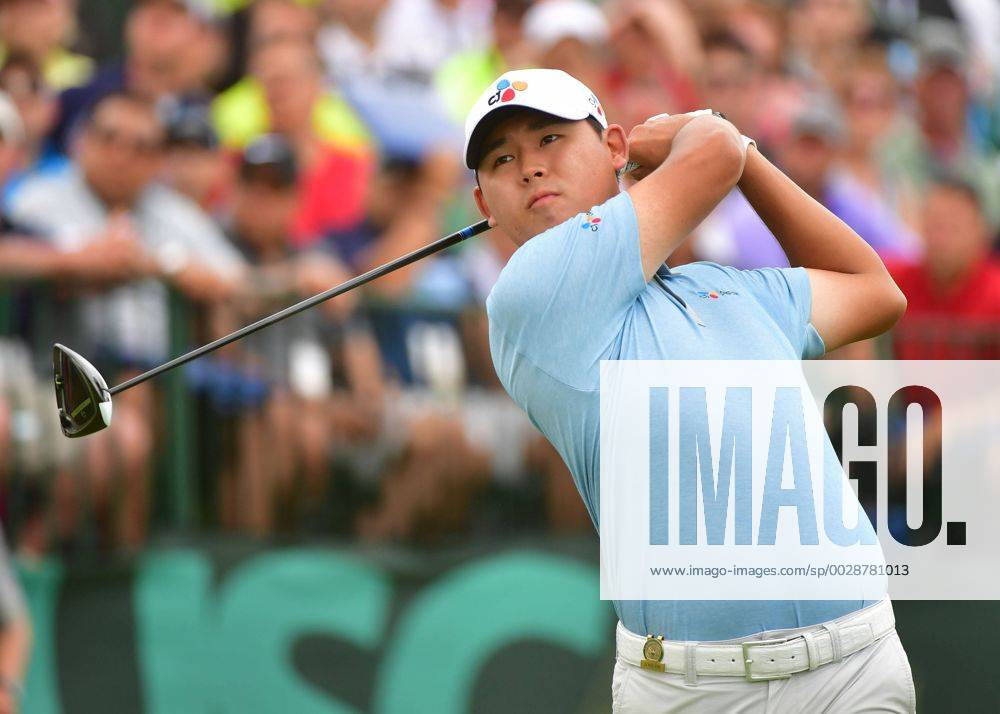 Si Woo Kim hits off the 1st tee during round 3 of the 117th U.S. Open golf tournament at Erin Hill golf course on June 17, 2017 in Erin, Wisconsin. WIS20170617316 KEVINxDIETSCH
