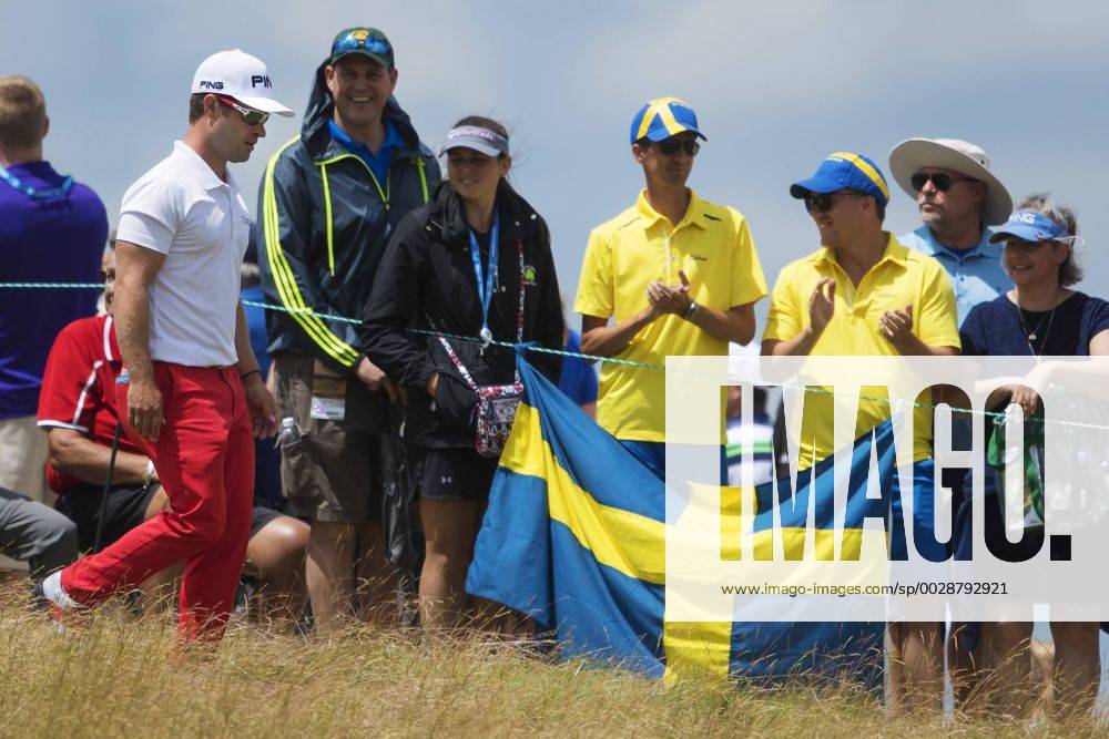 Sveriges David Lingmerth passerar svenska fans under fjärde omgangen i golfturneringen US Open den 18 juni 2017 i Hartford.
