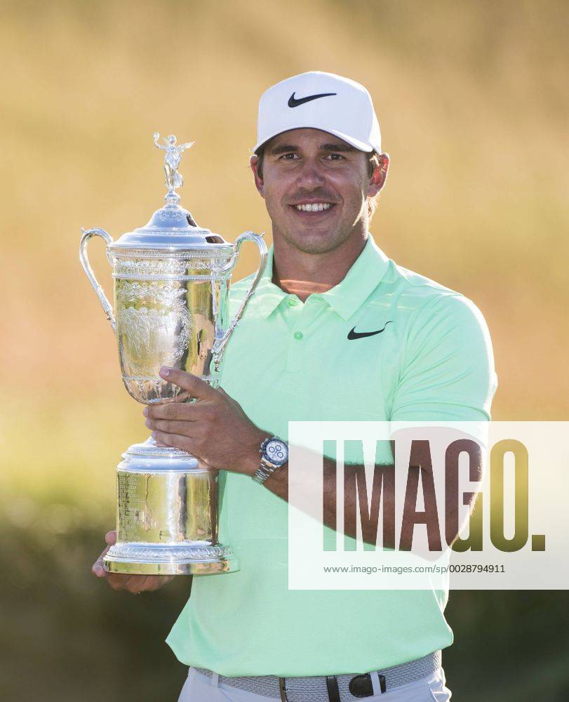 Themen der Woche - - SPORT Brooks Koepka poses with the trophy after winning the 117th U.S. Open golf tournament at Erin Hills golf course on June 18, 2017, in Erin, Wisconsin. Koepka posted a final score of 16-under-par. WIS20170618305 KEVINxDIETSCH