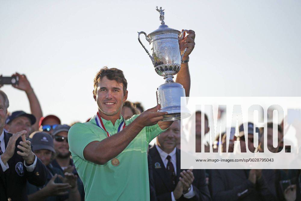Hartford, WI, USA - Brooks Koepka holds up the U.S. Open Championship trophy following the final round of the 2017 U.S. Open Championship on Sunday, June 18, 2017 at Erin Hills in Hartford, Wis. U.S. Open Championship Round 4 - ZUMAm67_ 20170618_zaf_m67_065