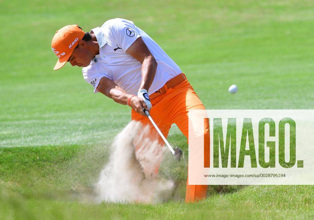 Rickie Fowler blasts from a fairway bunker at No. 5 during the final round of the 117th U.S. Open golf tournament at Erin Hills golf course on June 18, 2017, in Erin, Wisconsin. WIS20170618539 KEVINxDIETSCH
