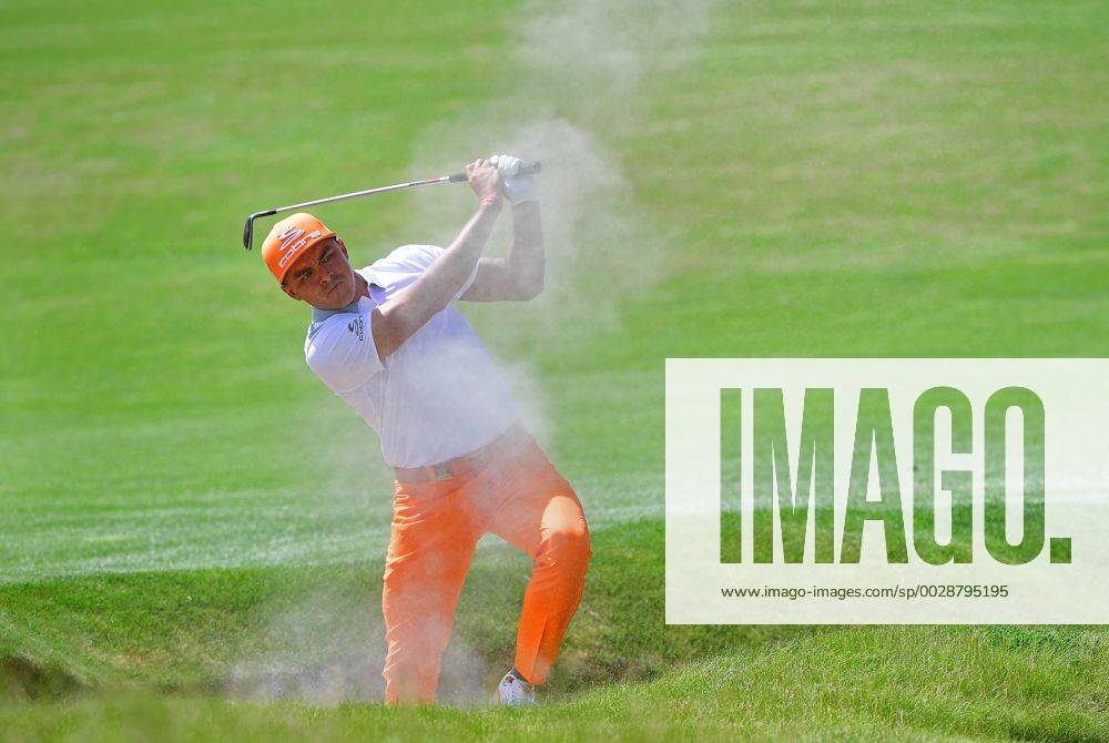 Rickie Fowler blasts from a fairway bunker at No. 5 during the final round of the 117th U.S. Open golf tournament at Erin Hills golf course on June 18, 2017, in Erin, Wisconsin. WIS20170618540 KEVINxDIETSCH