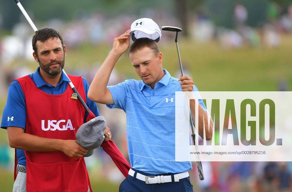 Jordan Spieth tips his cap after putting out on No. 18 during the final round of the 117th U.S. Open golf tournament at Erin Hills golf course on June 18, 2017, in Erin, Wisconsin. WIS20170618501 KEVINxDIETSCH