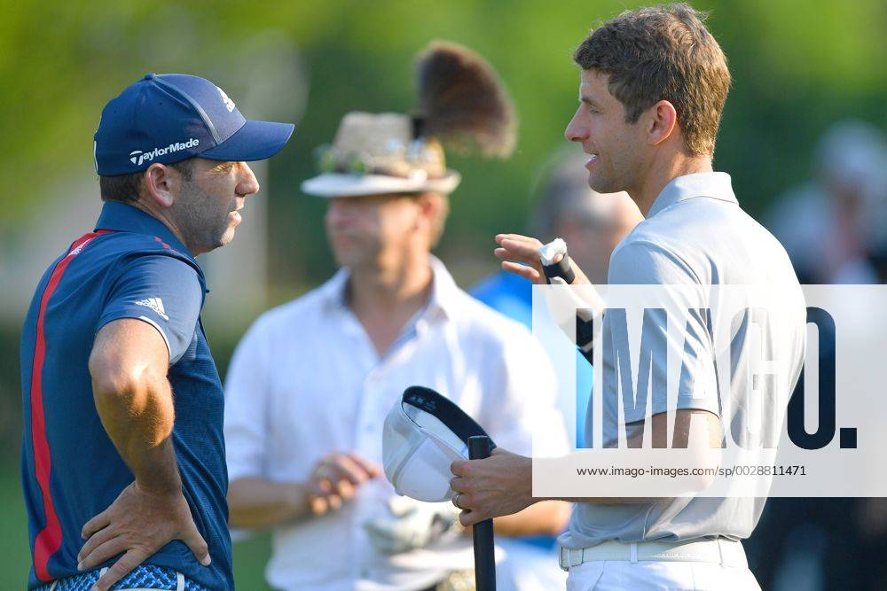 Sinan KURT (Bayern Muenchen,re) im Gespraech mit Sergio GARCIA. ProAm ,GOLF,BMW International Open 2017 am 21.06.2017 in Muenchen Eichenried.