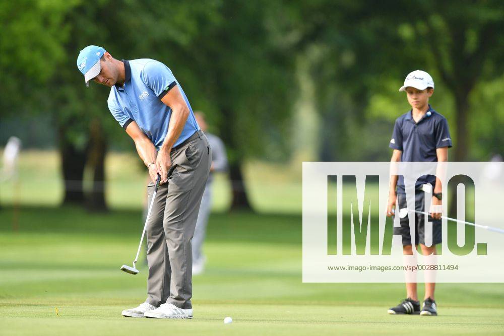 Martin KAYMER (GER),Aktion,re:ein junger Golfer beobachtet sein Idol.Kind,Junge. ProAm ,GOLF,BMW International Open 2017 am 21.06.2017 in Muenchen Eichenried.