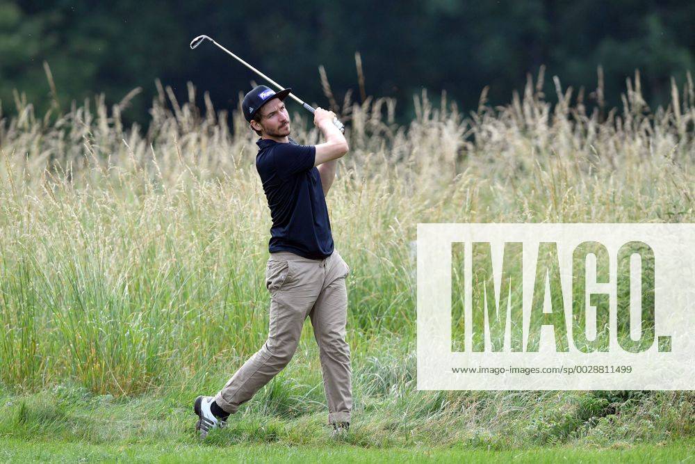 - SPORT Skistar Felix NEUREUTHER, Aktion,Einzelaktion,Einzelbild, Freisteller,Ganzkoerperaufnahme,ganze Figur. ProAm ,GOLF,BMW International Open 2017 am 21.06.2017 in Muenchen Eichenried.