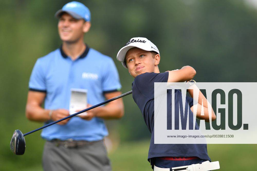 Ein junger Golfer,Kind,Junge beim Abschlag-Martin KAYMER (hi) beobachtet. ProAm ,GOLF,BMW International Open 2017 am 21.06.2017 in Muenchen Eichenried.