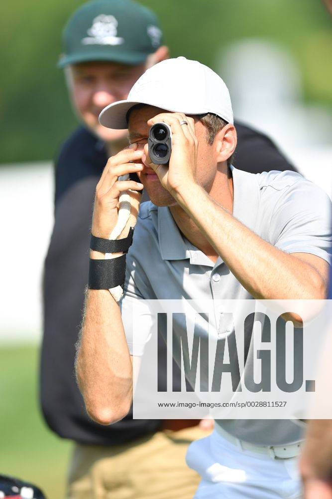 - SPORT Thomas MUELLER (MÜLLER,Bayern Muenchen) hat den Durchblick, mit Daumenschiene,Verband, Aktion,Einzelbild,angeschnittenes Einzelmotiv,Halbfigur,halbe Figur. ProAm ,GOLF,BMW International Open 2017 am 21.06.2017 in Muenchen Eichenried.