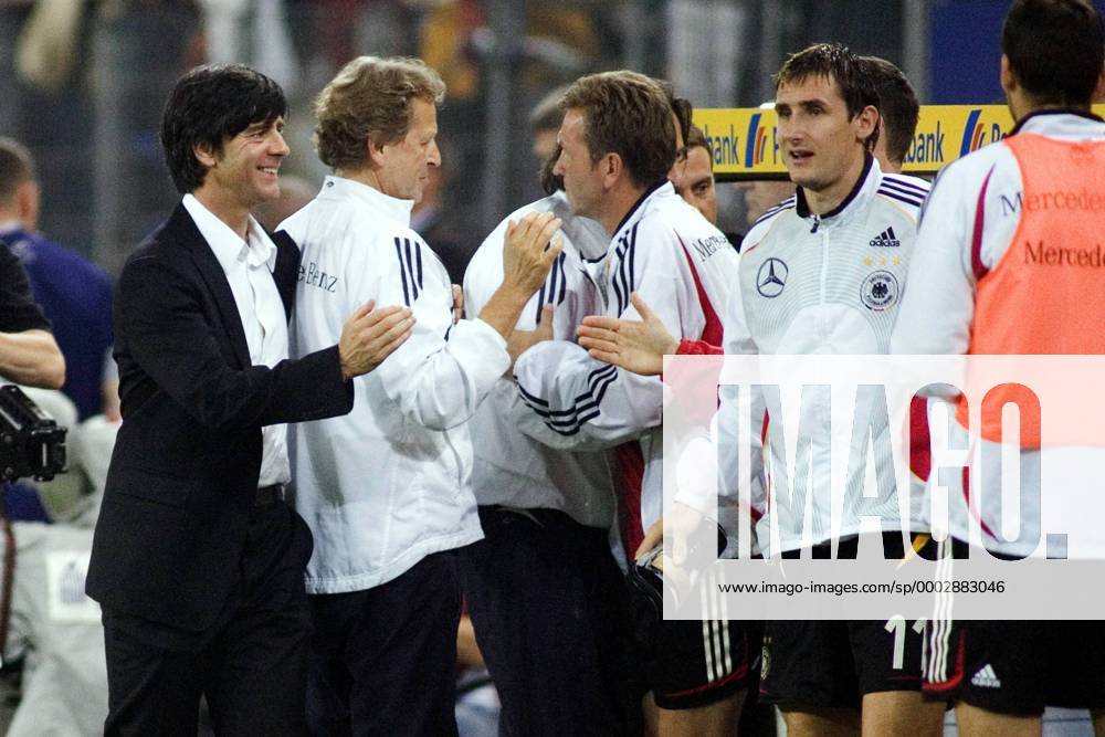 Schlußjubel Deutschland, v.li.: Bundestrainer Joachim Löw, Physiotherapeut Klaus Eder, Torwarttrainer Andreas Köpke und Miroslav Klose Fußball Länderspiel Herren EM Qualifikation 2007, Nationalteam Gruppe Hamburg Freude, Fußball Länderspiel Herren EM Qualifikation 2007, Nationalteam Gruppe Hamburg Freude,