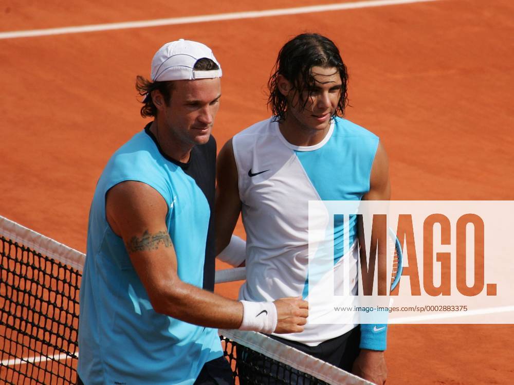 Carlos Moya (li.) und Rafael Nadal (beide Spanien) am Netz Tennis Herren French Open 2007, Grand Slam, ATP Tour Gruppe Roland Garros Paris Tennis Herren French Open 2007, Grand Slam, ATP Tour Gruppe Roland Garros Paris