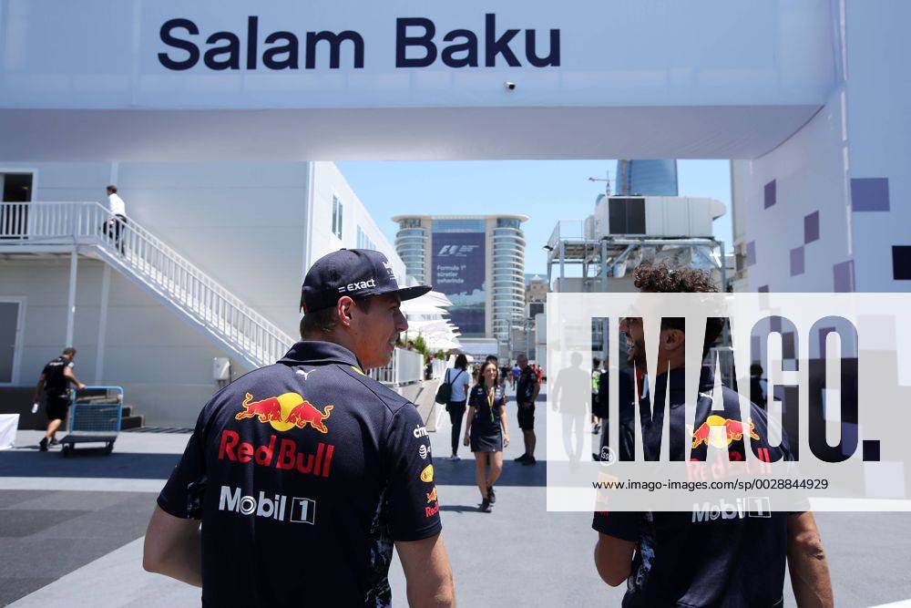 Motorsports: FIA Formula One World Championship WM Weltmeisterschaft 2017, Grand Prix of Europe, 33 Max Verstappen (NDL, Red Bull Racing) 3 Daniel Ricciardo (AUS, Red Bull Racing), Baku Azerbaijan ZWEIx