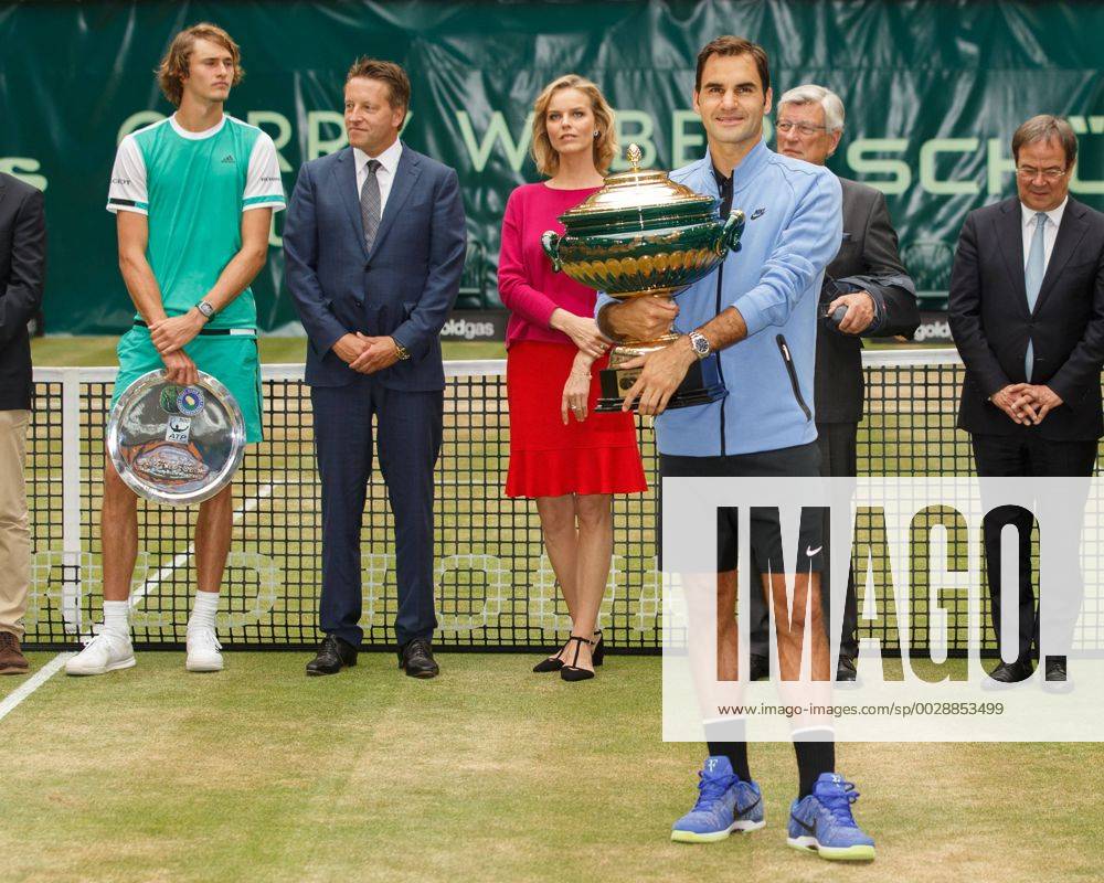 Themen der Woche - - SPORT ROGER FEDERER (SUI) mit Pokal, Finalist ALEXANDER ZVEREV (GER), Siegerehrung, Praesentation Tennis - Gerry Weber Open - ATP Tennis Herren 500 - Gerry Weber Stadion - Halle Westf. - Nordrhein Westfalen - Germany - 25 June 2017. Â