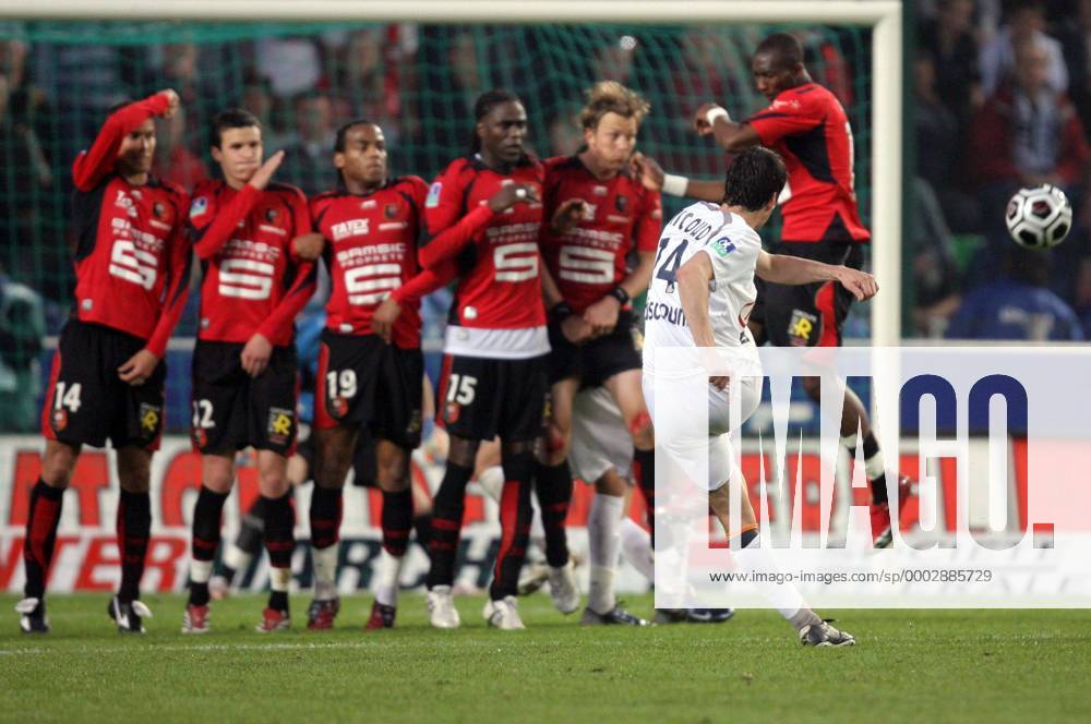 Johan Micoud (Bordeaux, vorne) schießt den Ball an der Mauer (Rennes) vorbei - [pan20117] Fußball Herren Ligue 1 2006 2007, 1. Französische Liga, Stade Rennais - Girondins de Bordeaux 0:0 Gruppe Rennes Abwehr, Fußball Herren Ligue 1 2006 2007, 1. Französische Liga, Stade Rennais - Girondins de Bordeaux 0:0 Gruppe Rennes Abwehr,