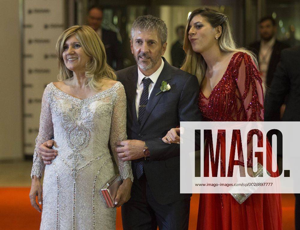 (170701) -- ROSARIO, July 1, 2017 -- Argentine soccer player Lionel Messi s parents Jorge(C) and Celia(L) and his sister Maria Sol pose at their wedding in Rosario, Argentina, June 30, 2017. )(wll) (SP)ARGENTINA-ROSARIO-SOCCER-MESSI-WEDDING MartinxZabala