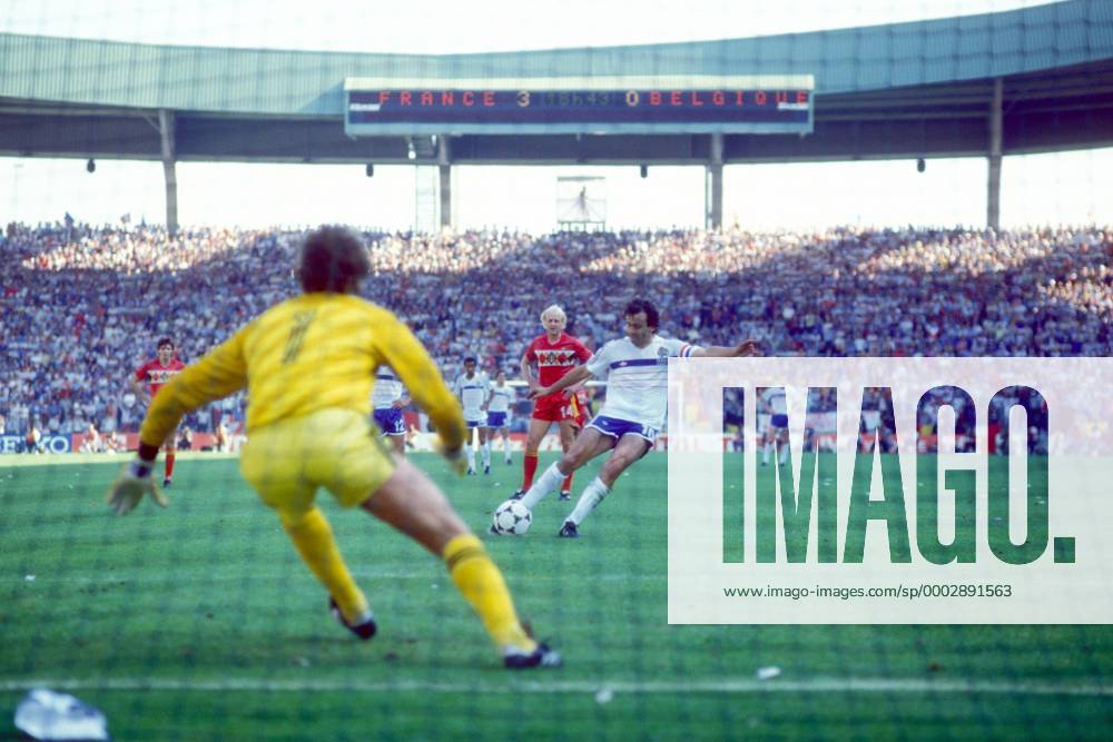 Michel Platini (Frankreich, re.) verlädt Torwart Jean Marie Pfaff (Belgien) und trifft per Elfmeter zum 4:0 Fußball Länderspiel Herren EM 1984, Nationalmannschaft, Nationaltrikot, Gruppe A, Frankreich - Belgien 5:0 Gruppe Nantes Dynamik, Fußball Länderspiel Herren EM 1984, Nationalmannschaft, Nationaltrikot, Gruppe A, Frankreich - Belgien 5:0 Gruppe Nantes Dynamik,