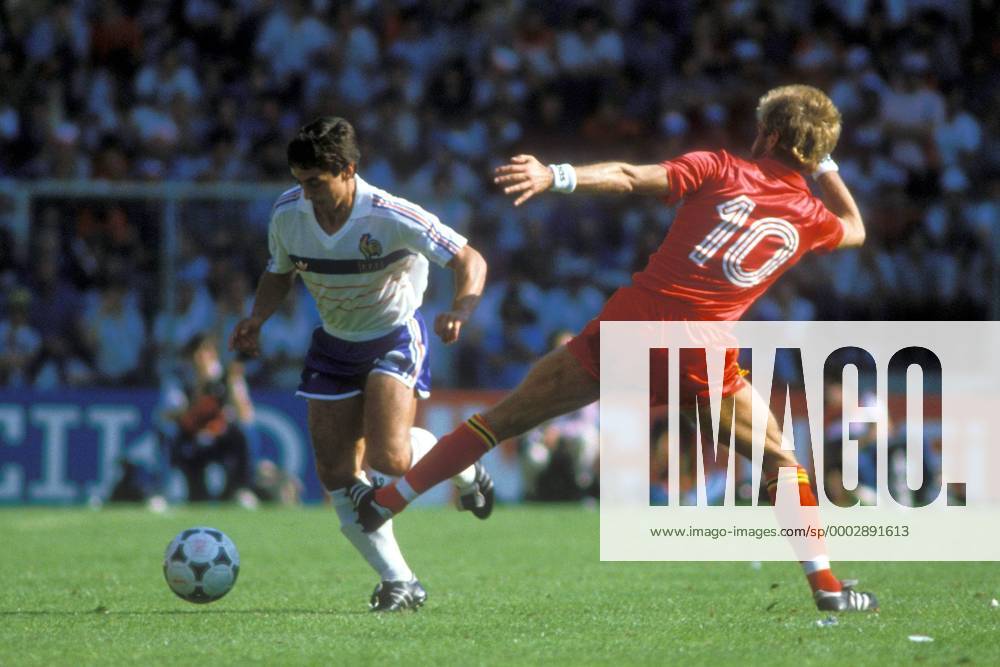 Alain Giresse (Frankreich, li.) gegen Ludo Coeck (Belgien) Fußball Länderspiel Herren EM 1984, Nationalmannschaft, Nationaltrikot, Gruppe A, Frankreich - Belgien 5:0 Gruppe Nantes Dynamik, Fußball Länderspiel Herren EM 1984, Nationalmannschaft, Nationaltrikot, Gruppe A, Frankreich - Belgien 5:0 Gruppe Nantes Dynamik,