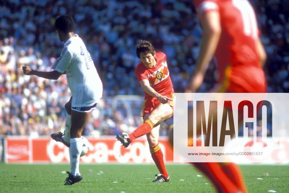 Rene Vandereycken (Belgien, Mitte) zieht ab, daneben Jean Tigana (Frankreich, li.) Fußball Länderspiel Herren EM 1984, Nationalmannschaft, Nationaltrikot, Gruppe A, Frankreich - Belgien 5:0 Gruppe Nantes Dynamik, Fußball Länderspiel Herren EM 1984, Nationalmannschaft, Nationaltrikot, Gruppe A, Frankreich - Belgien 5:0 Gruppe Nantes Dynamik,