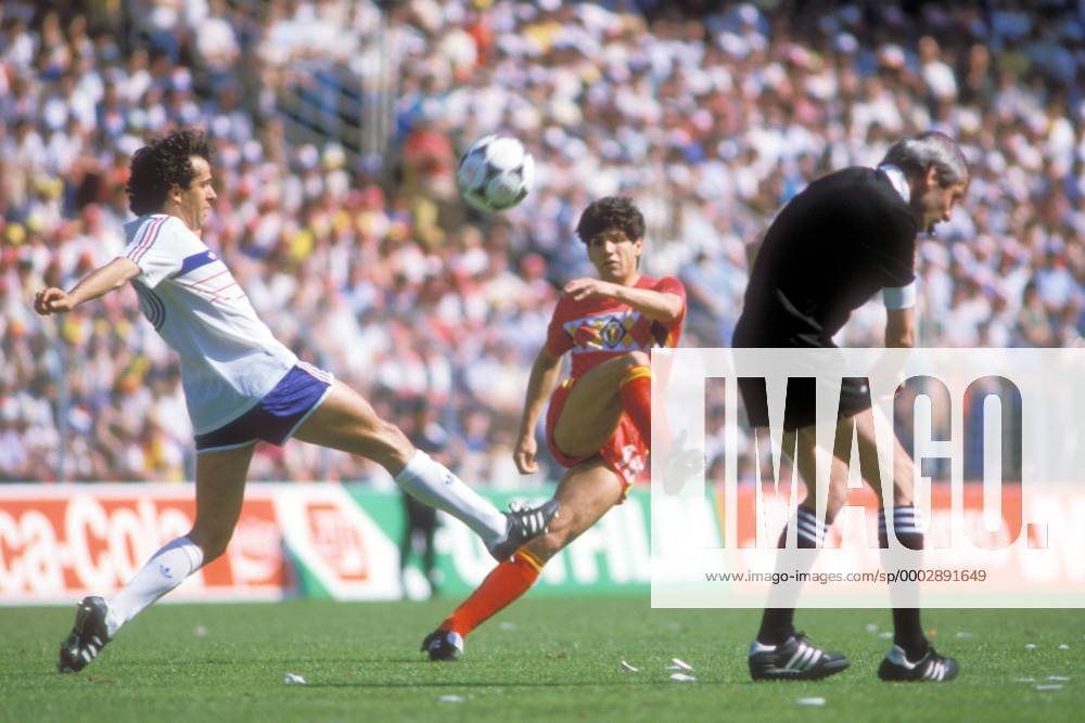 Enzo Scifo (Belgien, Mitte) zieht ab, daneben Michel Platini (Frankreich) und FIFA Schiedsrichter Robert Valentine (Schottland) Fußball Länderspiel Herren EM 1984, Nationalmannschaft, Nationaltrikot, Gruppe A, Frankreich - Belgien 5:0 Gruppe Nantes Dynamik, Fußball Länderspiel Herren EM 1984, Nationalmannschaft, Nationaltrikot, Gruppe A, Frankreich - Belgien 5:0 Gruppe Nantes Dynamik,