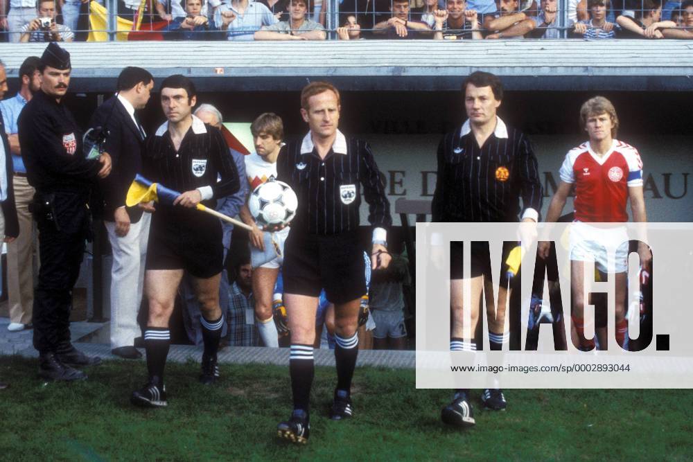 Schiedsrichtergespann um FIFA Schiedsrichter Adolf Prokop (Mitte) und Linienrichter Siegfried Kirschen (beide DDR, vorn, li.) führt die Teams aus den Katakomben, dahinter: Jan Ceulemans (Belgien, hi.4.v.li.) und Morten Olsen (Dänemark, hi.re.) Fußball Länderspiel Herren EM 1984, Nationalmannschaft, Nationaltrikot, Gruppe A, Dänemark - Belgien 3:2 Gruppe Strasbourg Fußball Länderspiel Herren EM 1984, Nationalmannschaft, Nationaltrikot, Gruppe A, Dänemark - Belgien 3:2 Gruppe Strasbourg