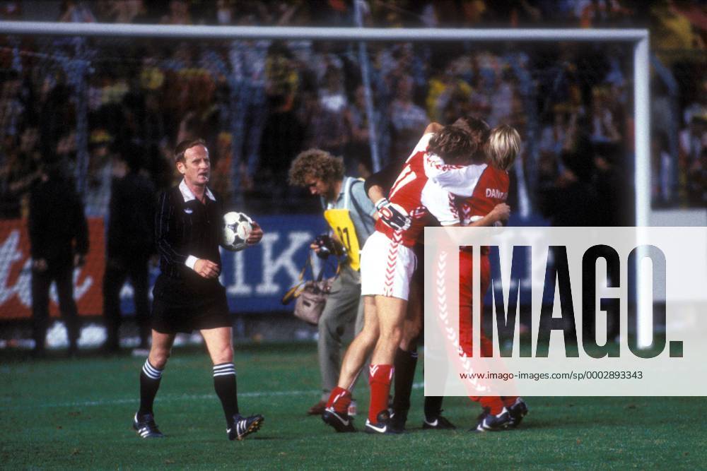 Schlußjubel Dänemark - Klaus Berggreen (2.v.re.) wird von den Ersatzspielern umarmt, daneben FIFA Schiedsrichter Adolf Prokop (DDR) beim Abgang Fußball Länderspiel Herren EM 1984, Nationalmannschaft, Nationaltrikot, Gruppe A Gruppe Strasbourg Freude, Begeisterung, Fußball Länderspiel Herren EM 1984, Nationalmannschaft, Nationaltrikot, Gruppe A Gruppe Strasbourg Freude, Begeisterung,